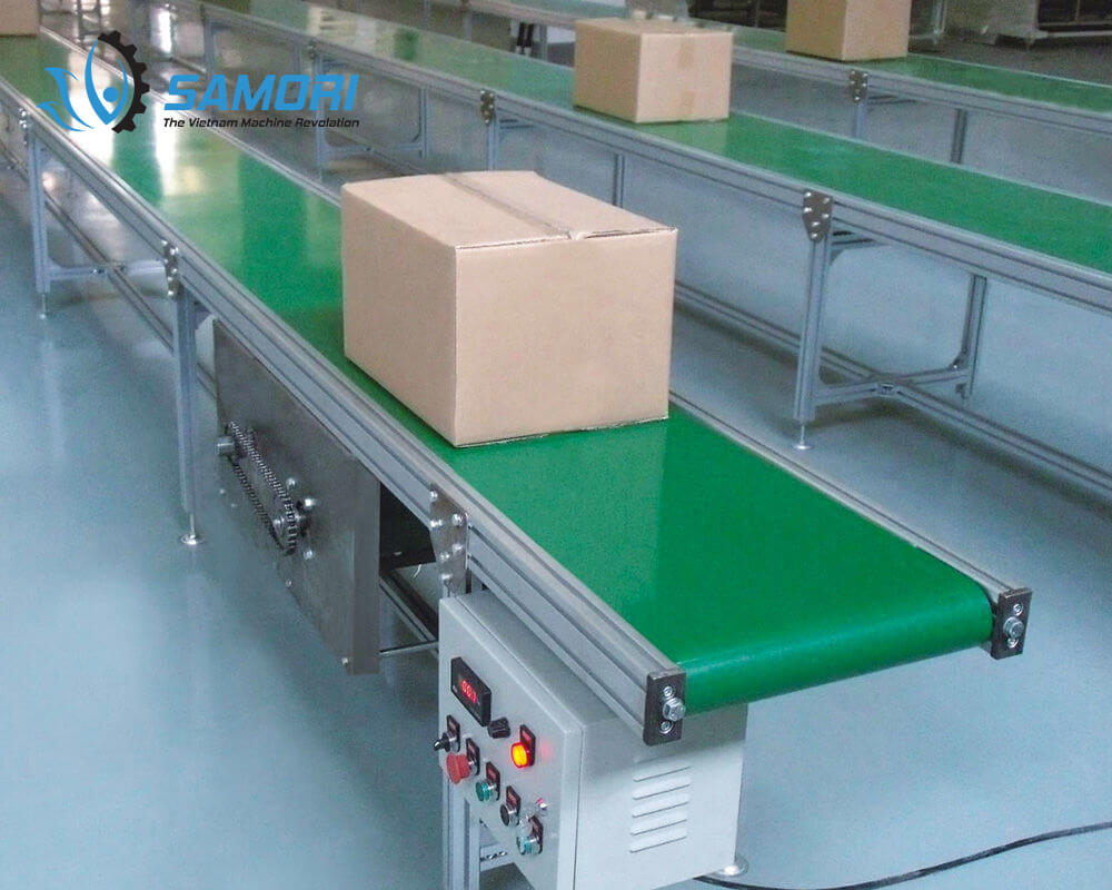 Băng tải PVC đang vận chuyển thùng giấy