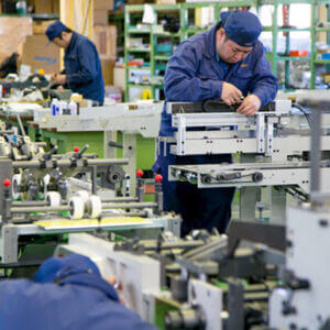 Các công nhân đang chỉnh chế tạo máy đóng gói dạng bột