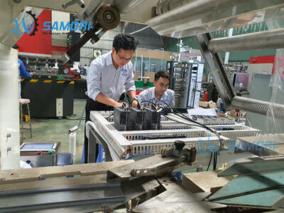 Các kỹ sư tại Samori đang kiểm tra tủ điện