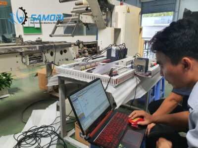 Các kỹ thuật viên tại samori đang kiểm tra quá trình hoạt động của máy