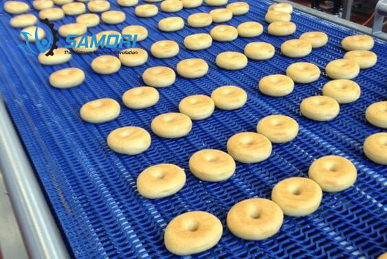 Băng tải thực phẩm đang vận chuyển bánh donut