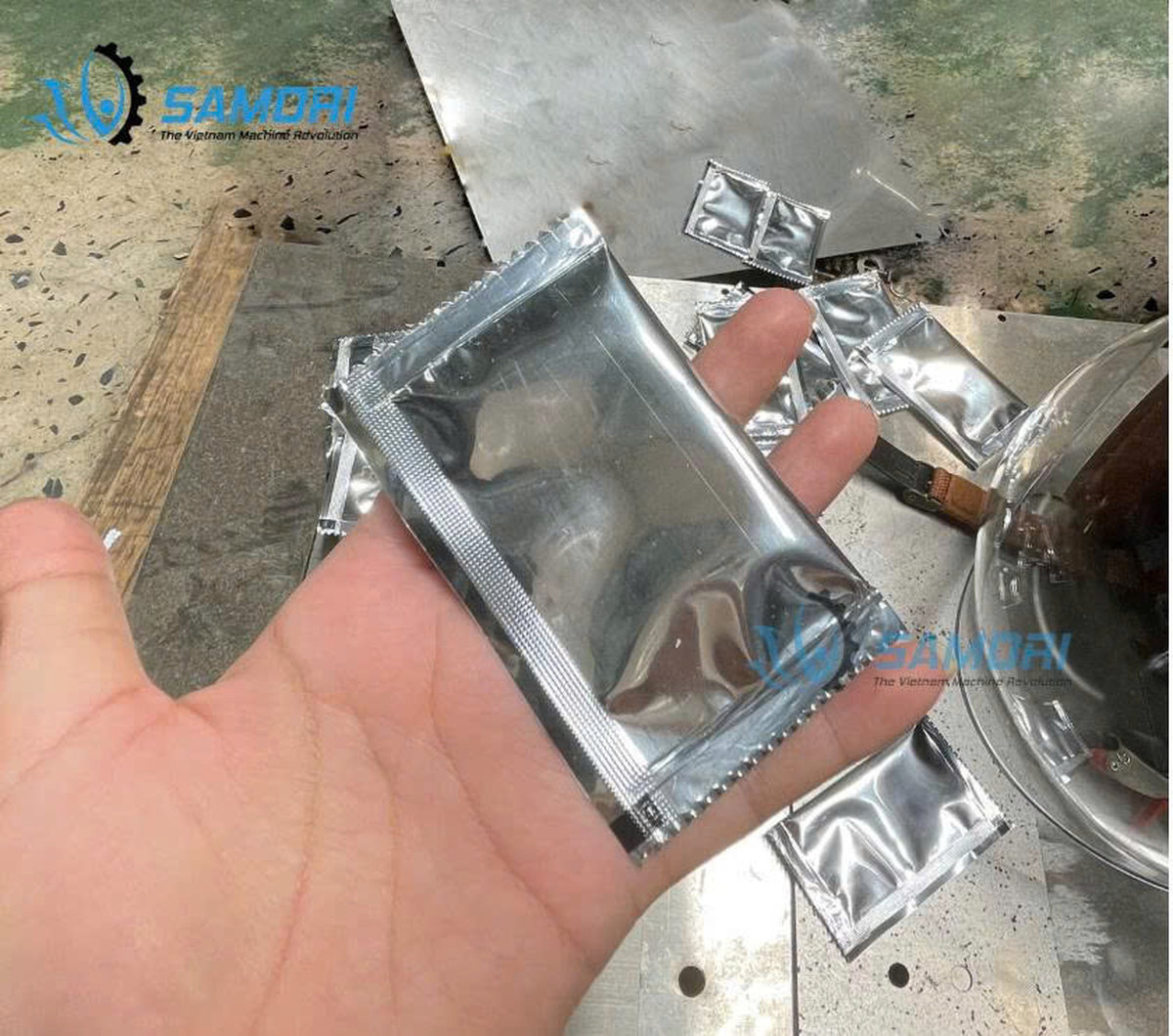 Gói tương ớt vừa được đóng gói xong tại Samori