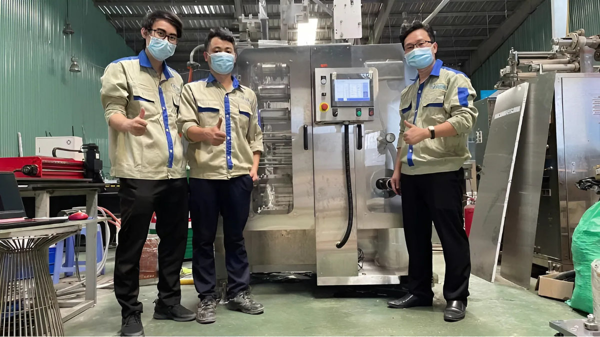 Kỹ sư Samori đang thử máy trước khi giao cho khách hàng