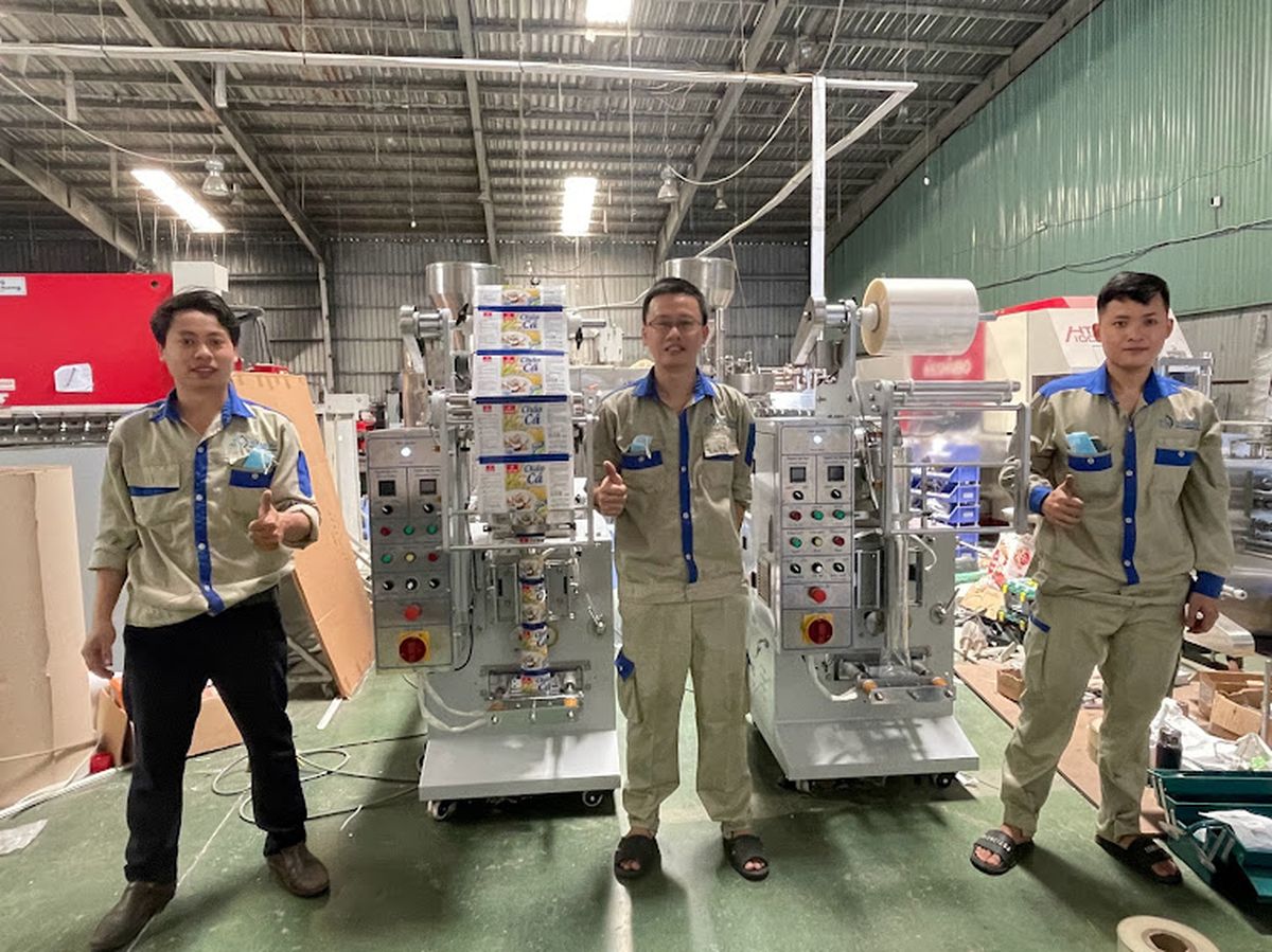 Các kỹ sư tại Samori vừa hoàn thiện máy đóng gói