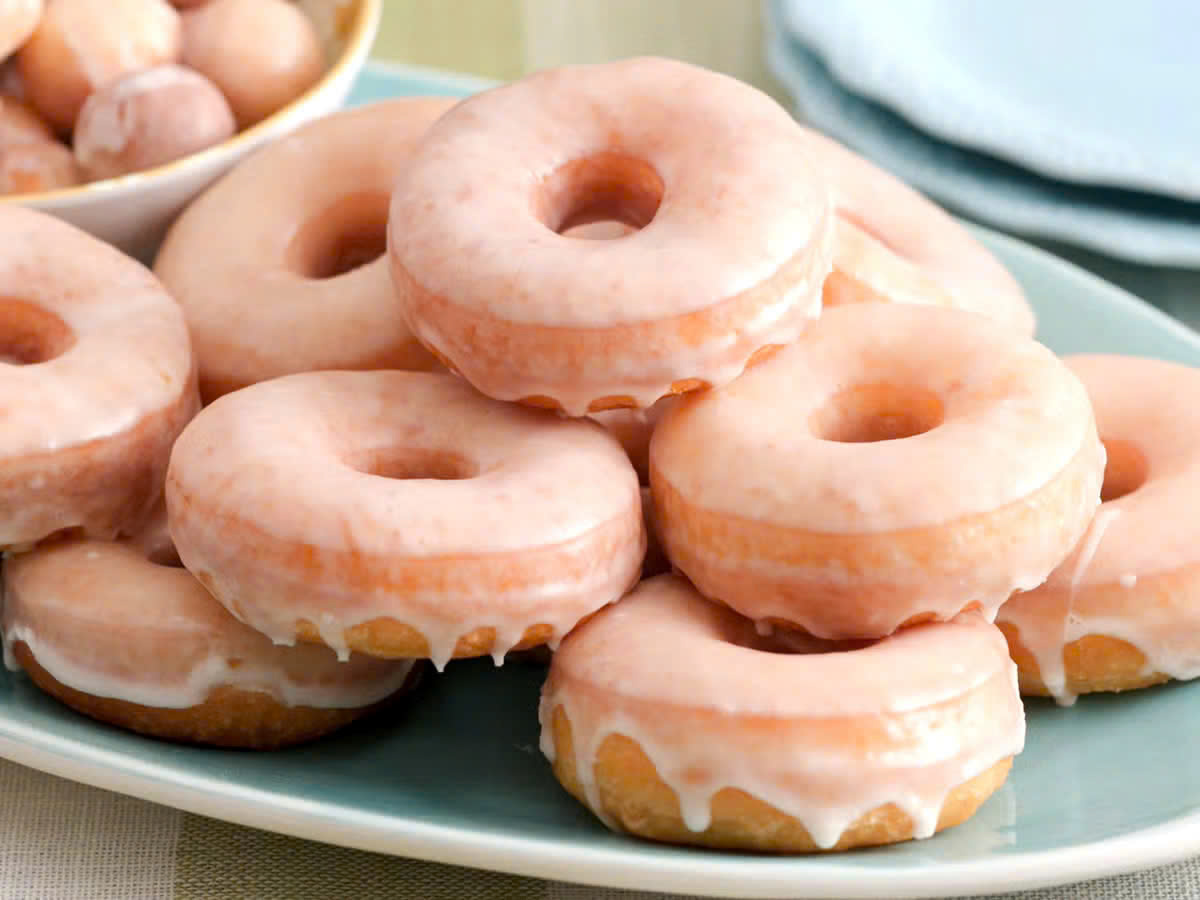Bánh donut được sản xuất trong dây chuyền công nghiệp hiện đại