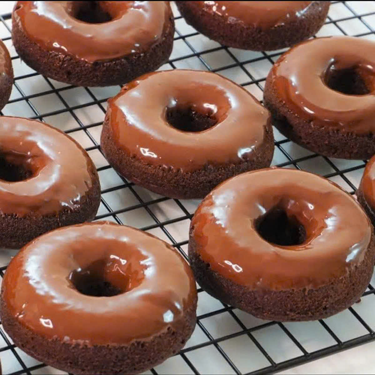 Donut phủ socola đang được trưng bày hấp dẫn