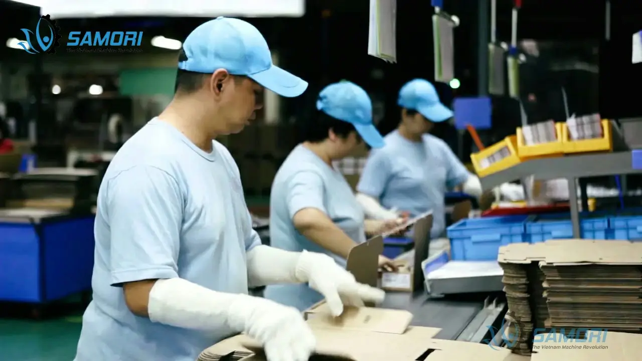Các công nhân đang hoàn thiên công đoạn lắp ghép hộp giấy