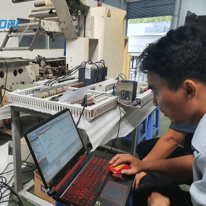 Samori kiểm tra máy trước khi bàn giao đến khách hàng